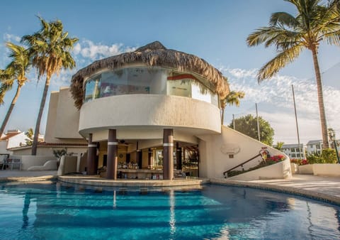 Swim-up bar