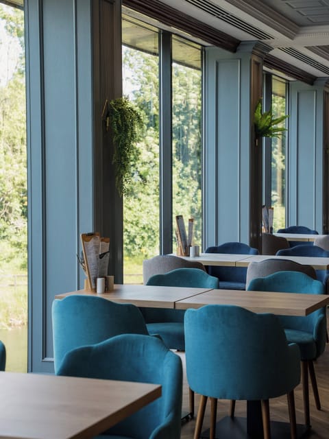 Breakfast, lunch, dinner served; international cuisine 