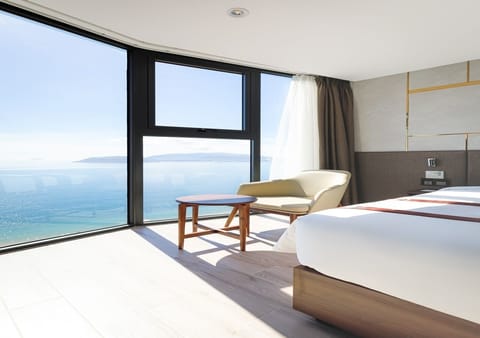 Basic Suite, Ocean View | Pillowtop beds, minibar, in-room safe, desk