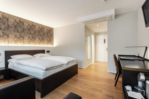 Superior - Room, 1 Queen Bed, Air Condition | Hypo-allergenic bedding, minibar, in-room safe, desk