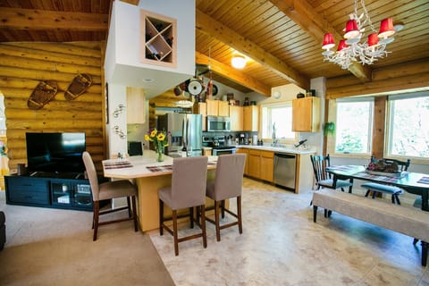 House, 4 Bedrooms | Dining