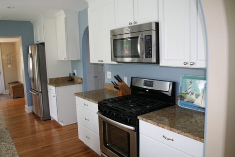 Stainless steel appliances: Gas range, microwave, large frig/freezer w ice maker