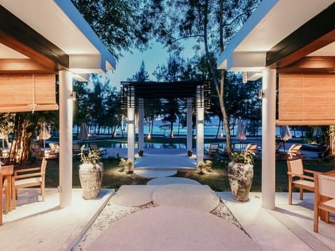 Poolside bar