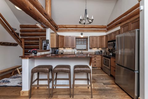 Fully equipped kitchen with barstool seating for 3 guests
