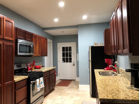 Fully equipped kitchen & laundry closet/ Cocina equipada y closet de lavandería