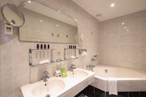 Superior Suite | Bathroom | Combined shower/tub, hydromassage showerhead, free toiletries