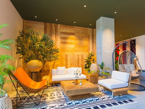 Lobby lounge