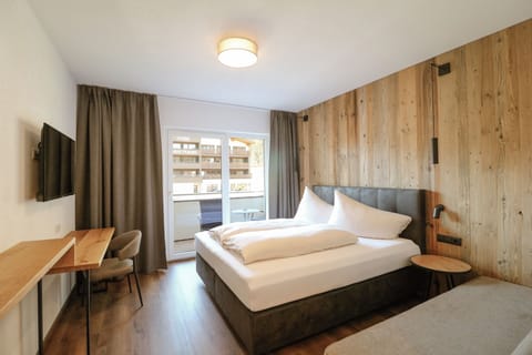 Double Room (Enzian) | Hypo-allergenic bedding, in-room safe, desk, free cribs/infant beds