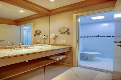 Shower, rainfall showerhead, free toiletries, hair dryer