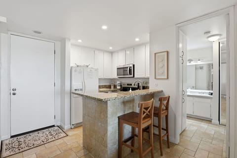 2 additional seats available at the bar for young guest or for those looking for a quick snack