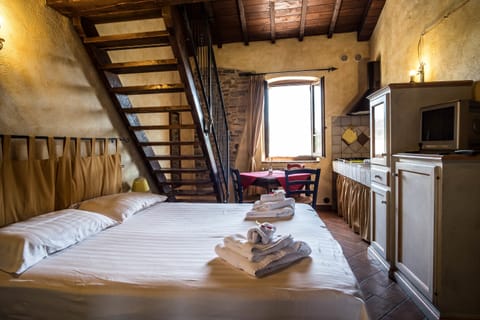 Studio | Premium bedding, desk, iron/ironing board, cribs/infant beds