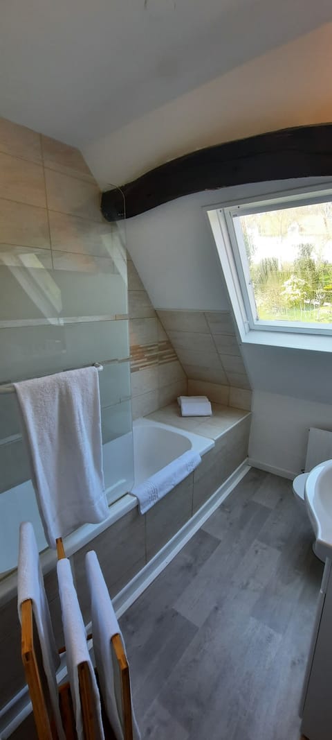 Basic Quadruple Room, 2 Bedrooms | Bathroom | Free toiletries, hair dryer, towels