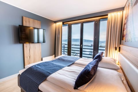 Desk, laptop workspace, soundproofing, free cribs/infant beds