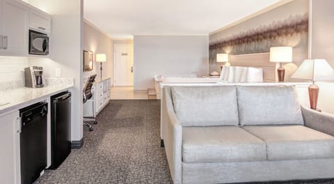 Limited Edition King Spa Patio (Pet Friendly) | Individually decorated, desk, blackout drapes, iron/ironing board