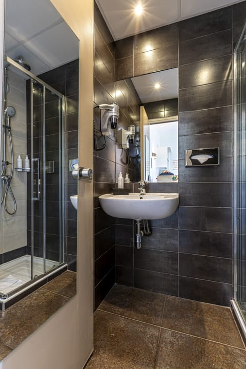 Superior Double Room | Bathroom | Free toiletries, hair dryer, towels, soap