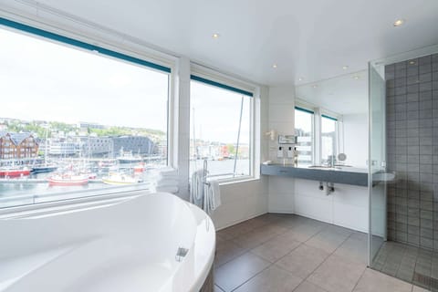 Suite (Master) | Bathroom | Shower, hair dryer, heated floors, towels