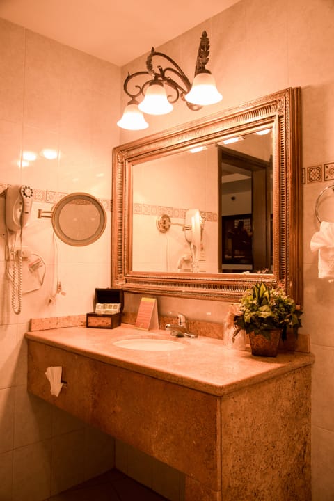 Combined shower/tub, rainfall showerhead, free toiletries, hair dryer