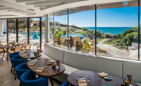 12 restaurants; breakfast, lunch, and dinner served