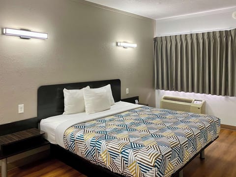 Standard Room, 1 King Bed, Non Smoking | Free WiFi, bed sheets