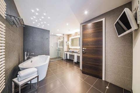 Junior Suite | Bathroom | Designer toiletries, hair dryer, bathrobes, towels