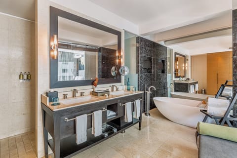 Executive Suite, 1 King Bed | Property amenity