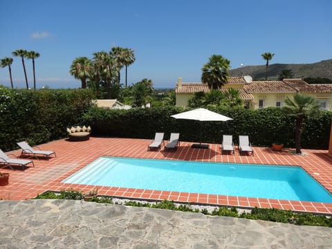 10m x 4m private pool
