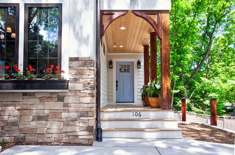 The Spacious Group Getaway is a new construction Farmhouse American-minimalist design that sleeps 10: King Master BR en suite full bath/shower/steam shower (Jack n Jill) shares with 2nd BR (King); 3rd floor BR (2 twins and a full) with full bath/shower.
