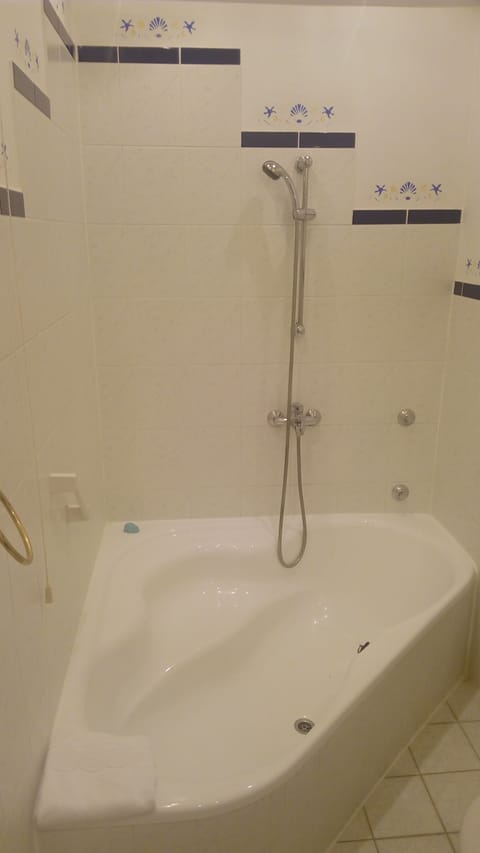 Classic Double Room | Bathroom | Combined shower/tub, rainfall showerhead, designer toiletries
