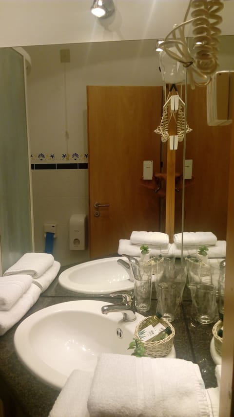 Single Room | Bathroom | Combined shower/tub, rainfall showerhead, designer toiletries