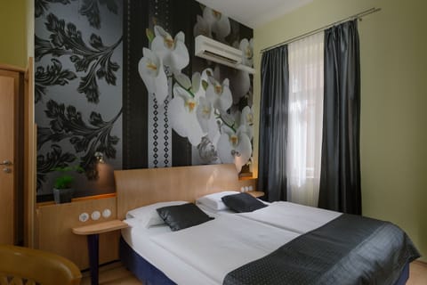 Classic Double Room | Hypo-allergenic bedding, in-room safe, desk, blackout drapes