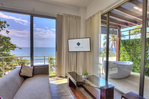 Deluxe King Studio | Frette Italian sheets, premium bedding, pillowtop beds, minibar