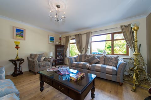 Double Room (Budget) | Living room | Flat-screen TV