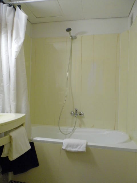 Standard Double Room | Desk, iron/ironing board, free WiFi