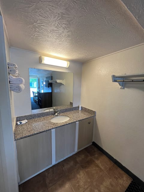 Combined shower/tub, hair dryer, towels