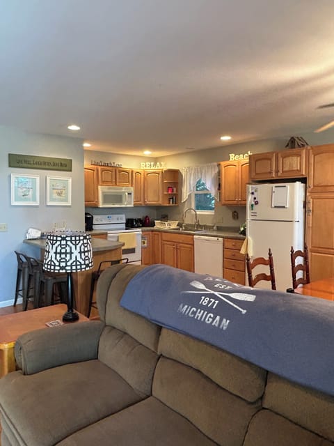 Main House - Kitchen area w/peninsula and ample cooking supplies