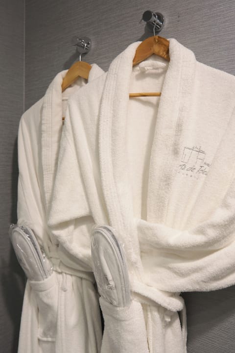 Junior Suite | Bathroom | Free toiletries, hair dryer, towels