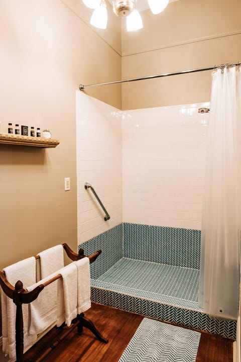 Deluxe Room (Clubhouse) | Bathroom shower