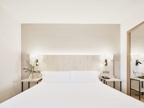 Comfort Room, 1 Queen Bed | Premium bedding, in-room safe, desk, laptop workspace