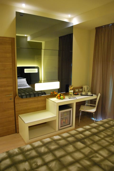 Triple Room | Minibar, in-room safe, desk, blackout drapes