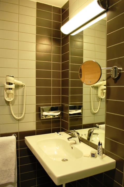 Triple Room | Bathroom | Shower, free toiletries, hair dryer, bidet