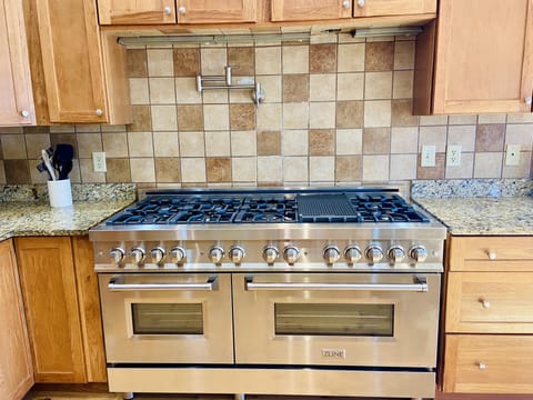 Spring 2022: New 60" ZLine Stove (uses propane for the top, electric for oven)