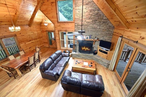 Blue Ridge cabin rental with hot tub, wifi and pool table