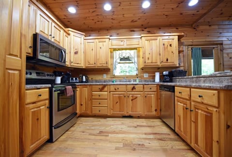 Blue Ridge cabin rental with hot tub, wifi and pool table