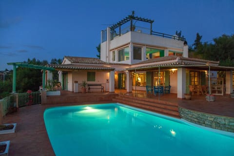Swimming pool & Villa
