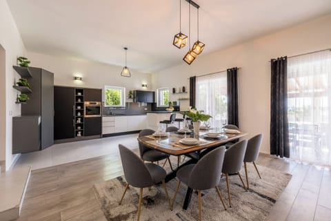 50m2 completely open kitchen, dining and living room area. 