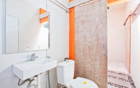 Deluxe Double Room | Bathroom | Shower, towels