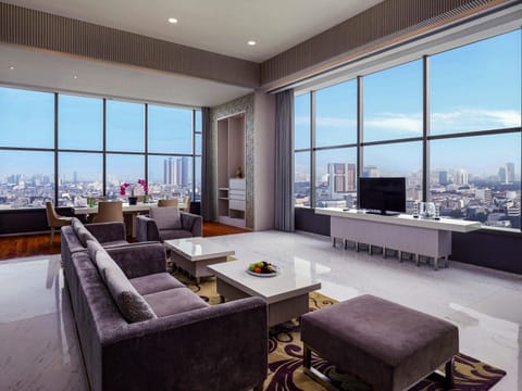 Suite (Penthouse) | In-room safe, desk, laptop workspace, blackout drapes