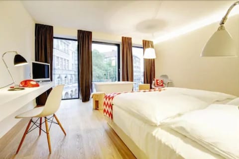 Suite | Premium bedding, pillowtop beds, in-room safe, individually decorated