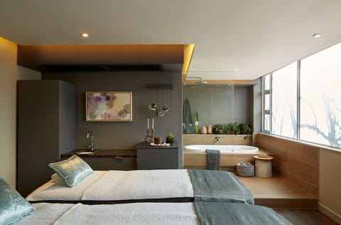 Couples treatment rooms, sauna, hot tub, body treatments, aromatherapy