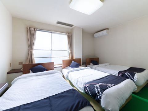 Triple Room, Smoking | WiFi (free), bed sheets